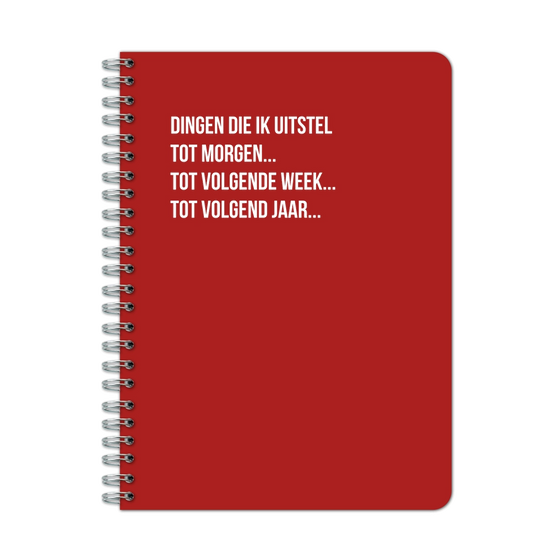 Rode spiraalgebonden notitieboek met humoristische tekst over uitstelgedrag in witte letters op de kaft.