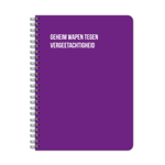 Paarse spiraalgebonden notitieboek met tekst "Geheim wapen tegen vergeetachtigheid" op de omslag.