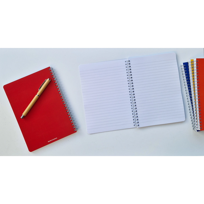 Notitieboekjes met ringband in diverse kleuren, inclusief rode kaft en houten pen, met gelinieerd papier.