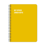 Geel notitieboek met spiraalbinding en tekst Niet openen zonder koffie op de kaft.