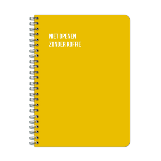 Geel notitieboek met spiraalbinding en tekst Niet openen zonder koffie op de kaft.