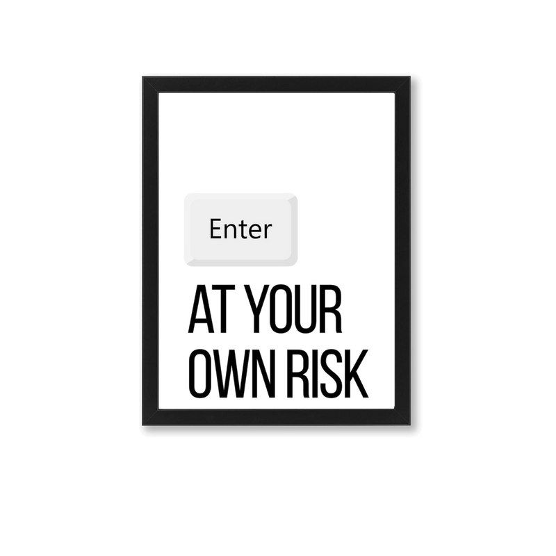 Zwart-wit poster met de tekst "Enter at your own risk", in een zwart frame.