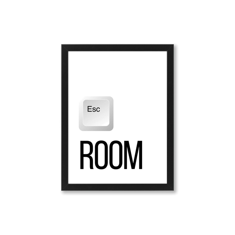Poster in zwarte lijst met witte achtergrond, toont escapetoets en het woord "ROOM". Minimalistisch ontwerp.