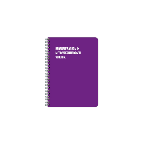 Paarse spiraalgebonden notitieboek met witte tekst op de voorkant.