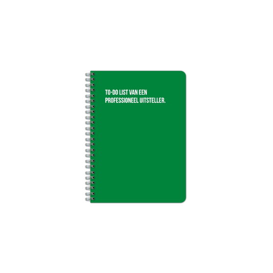 Groen notitieboekje met spiraalbinding, tekst op de voorkant: to-do list van een professioneel uitsteller.