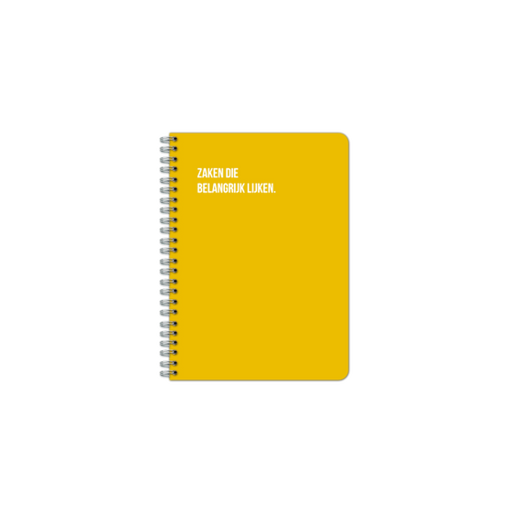 Gele spiraalgebonden notitieboek met tekst op de voorkant zaken die belangrijk lijken.